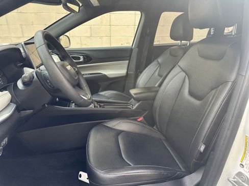 Used 2025 Jeep Compass Limited image 27