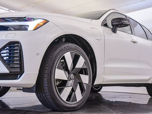 Certified 2025 Volvo XC60 T8 Plus w/ Protection Package Premier image 9