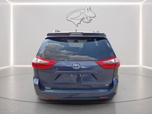 Used 2020 Toyota Sienna XLE Premium w/ Carpet Mat Package FWD image 4