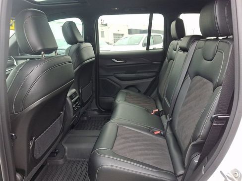 Used 2024 Jeep Grand Cherokee Altitude image 10