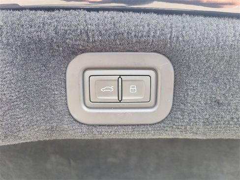 Used 2021 Bentley Flying Spur V8 image 11