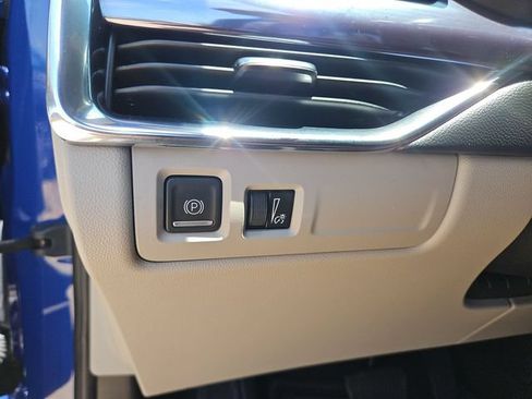Used 2023 Cadillac XT4 Luxury w/ Cold Weather Package FWD image 17