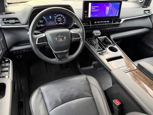 Certified 2025 Toyota Sienna Platinum AWD/4WD image 34