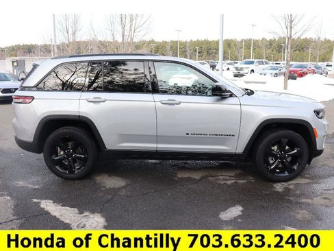 Used 2024 Jeep Grand Cherokee Altitude image 8