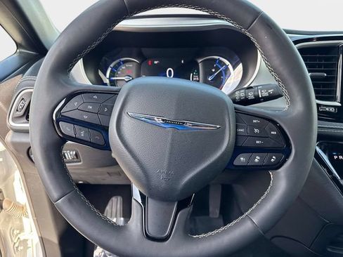 Used 2024 Chrysler Pacifica Limited FWD image 21