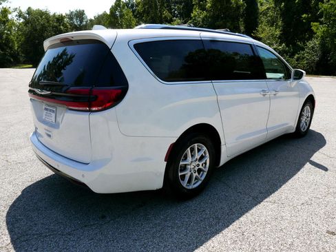 Used 2021 Chrysler Pacifica Touring-L image 6