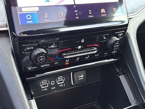 Used 2025 Jeep Grand Cherokee Limited w/ Black Appearance Package image 20