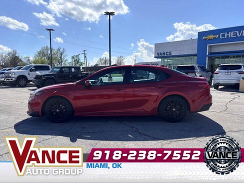 Used 2025 Toyota Camry SE w/ Convenience Package FWD image 4