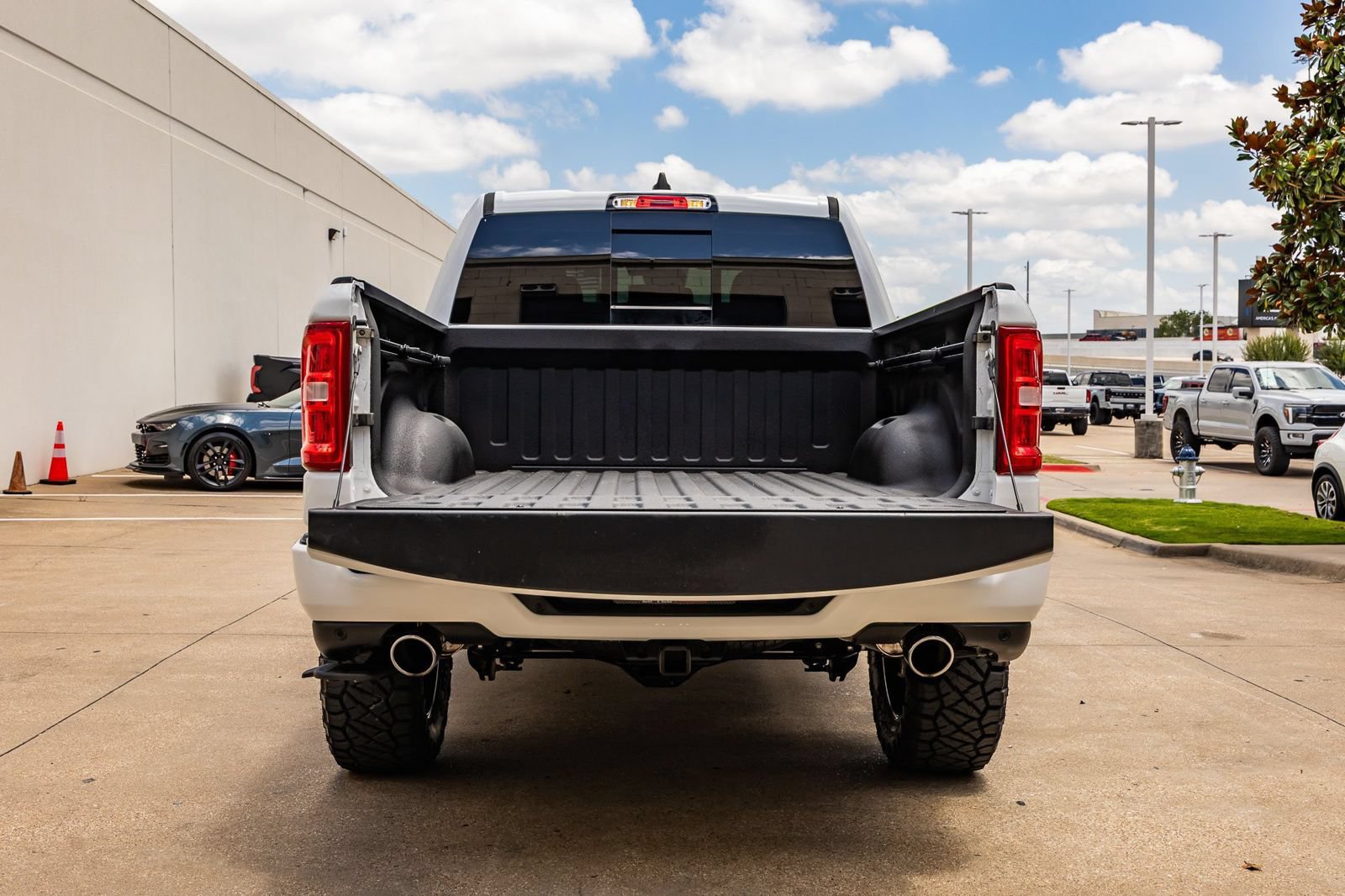 Used 2025 RAM 1500 Laramie AWD/4WD image 9