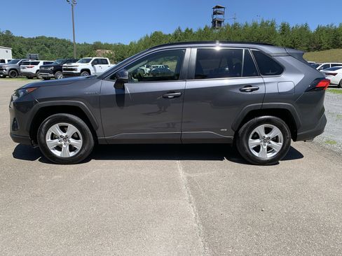 Used 2020 Toyota RAV4 LE w/ Carpet Mat Package AWD/4WD image 21