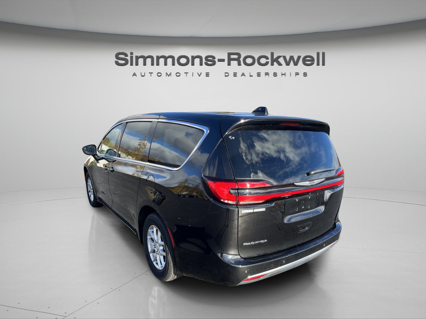 Used 2025 Chrysler Pacifica Select FWD image 3