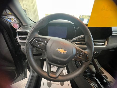 Used 2025 Chevrolet TrailBlazer LS FWD image 12