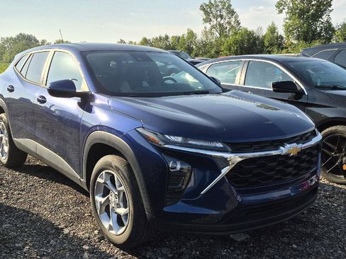 Used 2024 Chevrolet Trax LS w/ LS Convenience Package FWD image 2