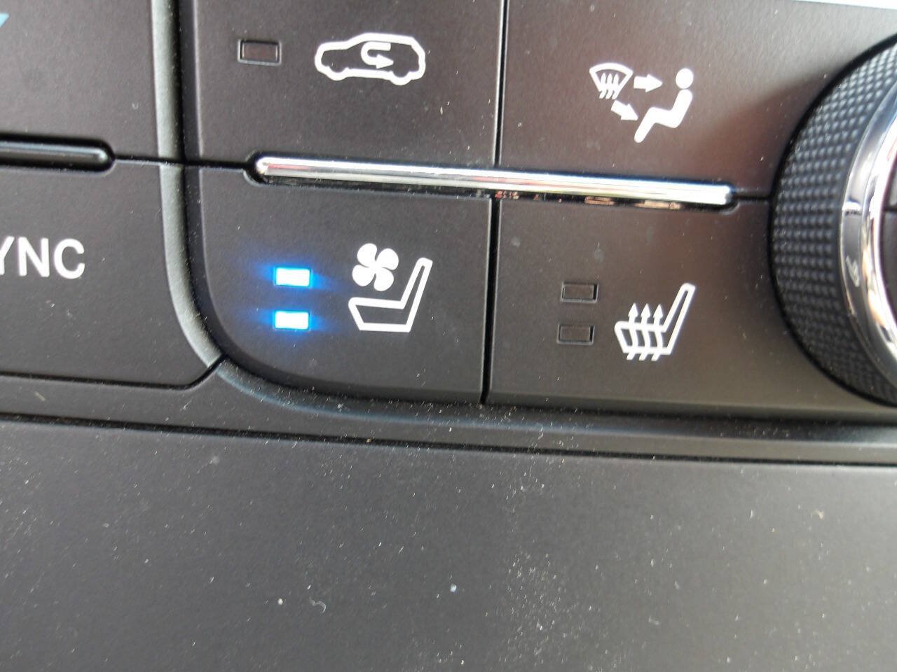 Used 2011 Jeep Grand Cherokee Overland AWD/4WD image 16
