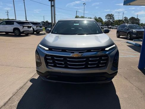 Used 2025 Chevrolet Equinox LT FWD image 2