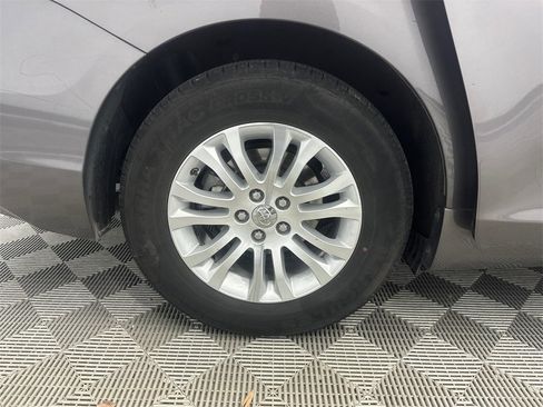 Used 2016 Toyota Sienna L image 17