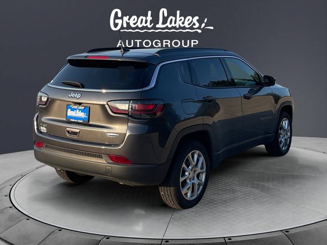 Used 2023 Jeep Compass Latitude w/ Sun and Sound Group AWD/4WD image 5