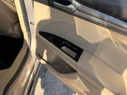 Used 2015 Ford Fusion SE FWD image 18