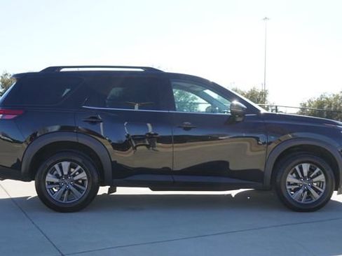 Used 2024 Nissan Pathfinder SV image 10