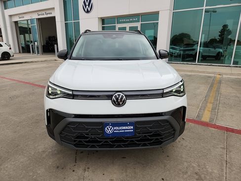 New 2026 Volkswagen Taos SE image 2