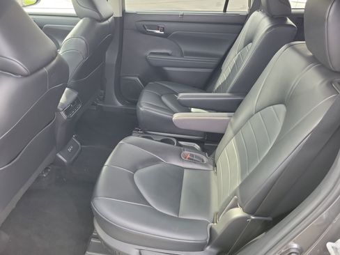 Used 2022 Toyota Highlander XLE image 12