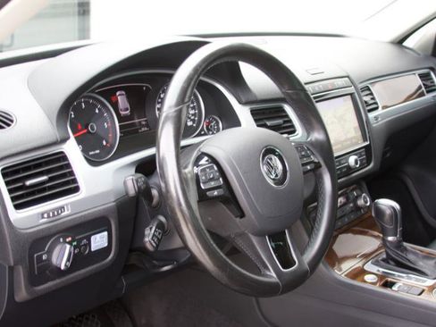 Used 2016 Volkswagen Touareg TDI image 24