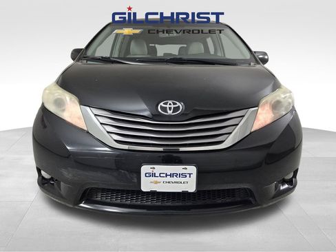 Used 2015 Toyota Sienna XLE w/ XLE Navigation Package image 2