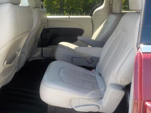 Used 2018 Chrysler Pacifica Touring-L image 23