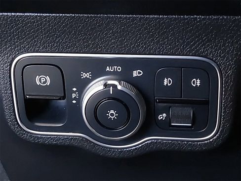 Used 2022 Mercedes-Benz GLB 250 w/ Premium Package Lite image 33