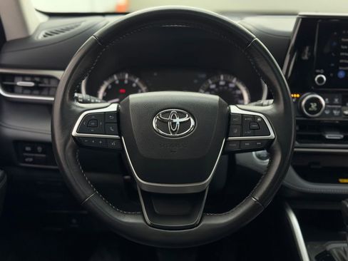Used 2023 Toyota Highlander XLE image 8