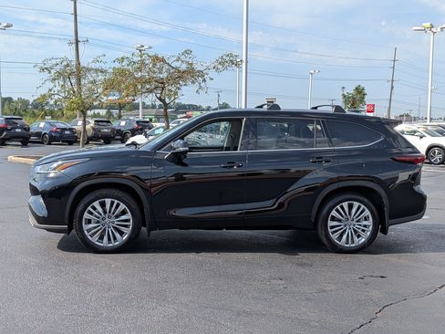 Certified 2025 Toyota Highlander Platinum AWD/4WD image 5