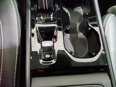 Used 2022 Volvo XC40 T5 R-Design w/ Advanced Package image 28