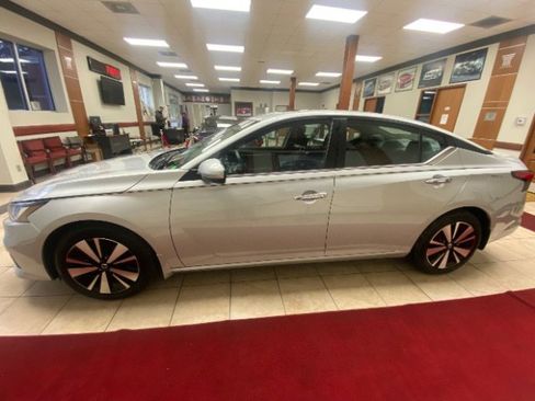 Used 2022 Nissan Altima 2.5 SV w/ SV Premium Package image 2