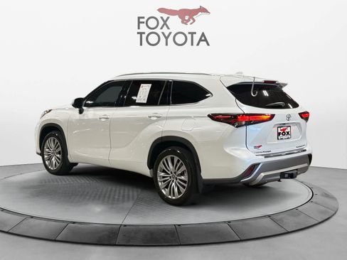 Used 2024 Toyota Highlander Platinum AWD/4WD image 4
