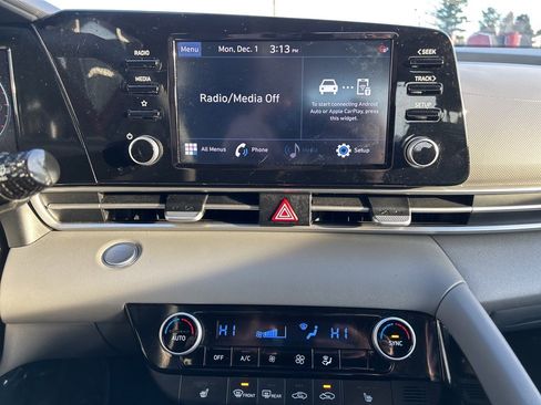 Certified 2021 Hyundai Elantra SEL w/ Convenience Package image 16