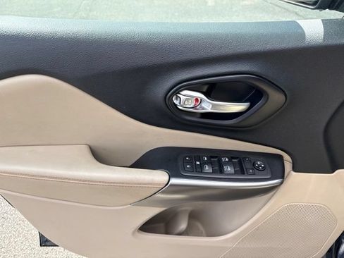 Used 2021 Jeep Cherokee Latitude FWD image 6
