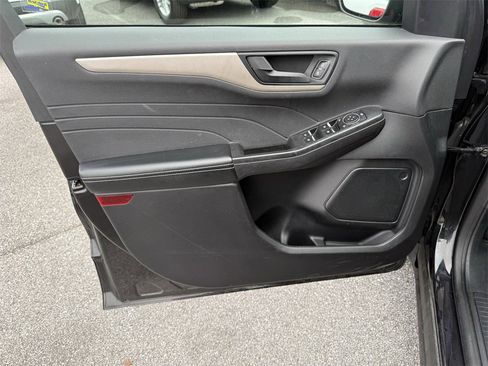 Used 2022 Ford Escape SE w/ SE Sport Appearance Package image 17