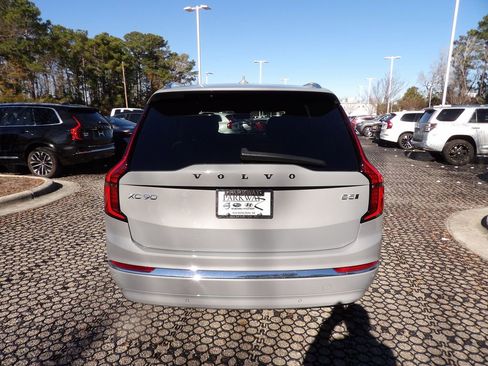 Certified 2025 Volvo XC90 B5 Core image 8