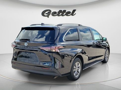 Certified 2024 Toyota Sienna XLE FWD image 5