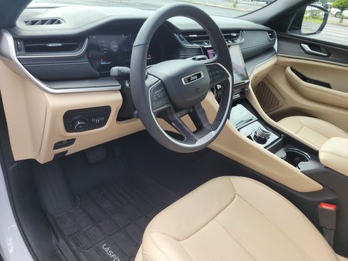 Used 2024 Jeep Grand Cherokee L Limited w/ Luxury Tech Group II RWD image 20