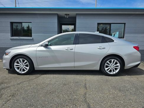 Used 2018 Chevrolet Malibu LT FWD image 2