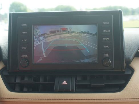 Used 2019 Toyota RAV4 LE FWD image 7