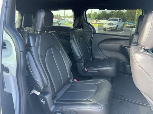 New 2026 Chrysler Pacifica Select image 21