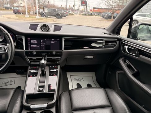 Used 2022 Porsche Macan AWD/4WD image 36