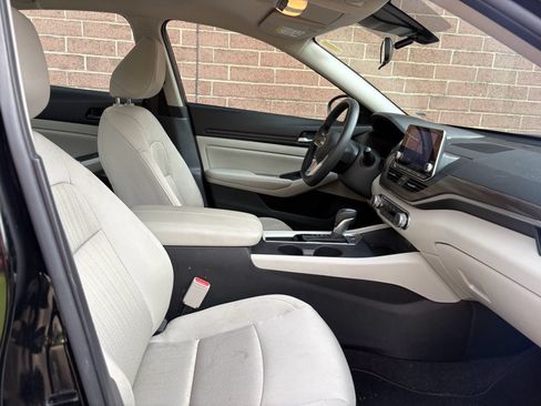Used 2025 Nissan Altima 2.5 SV FWD image 25