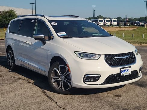 New 2026 Chrysler Pacifica Pinnacle w/ Trailer Tow Group AWD/4WD image 5