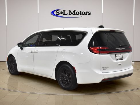 Certified 2025 Chrysler Pacifica Select FWD image 5