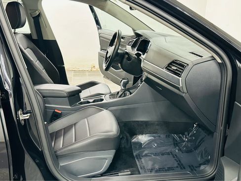 Certified 2023 Volkswagen Jetta SE w/ Panoramic Sunroof Package FWD image 7