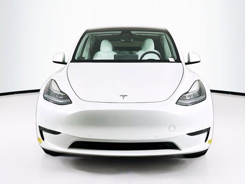 Used 2022 Tesla Model Y Long Range AWD/4WD image 2