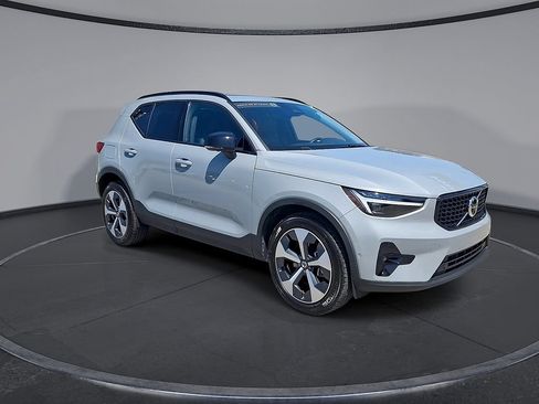 Certified 2026 Volvo XC40 B5 Plus AWD/4WD image 5